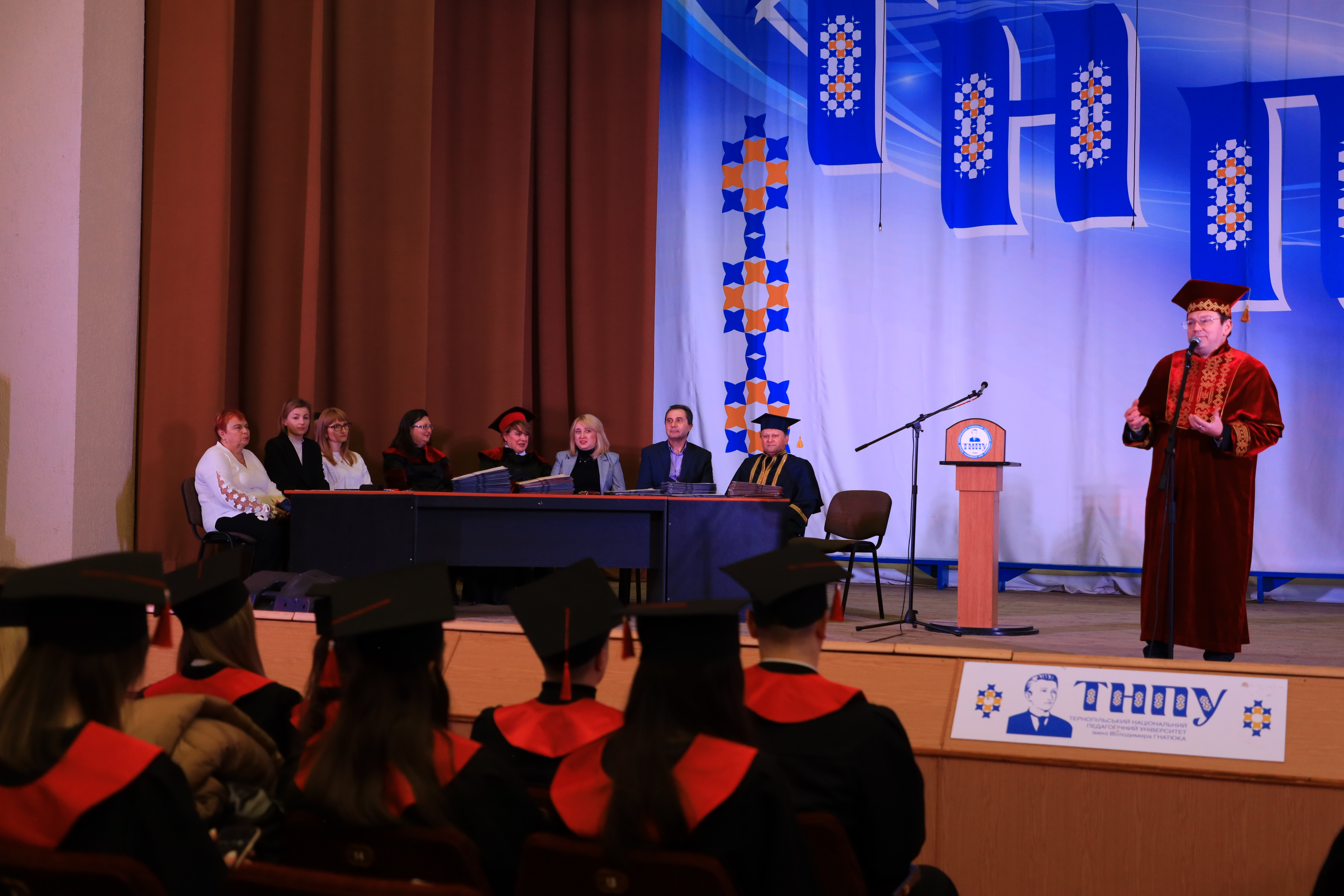 На фото адміністрація університету та факультету.